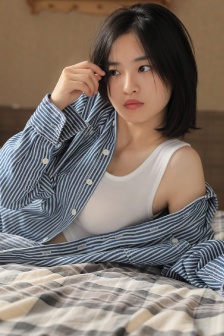 双手攀上两团少女峰免费观看